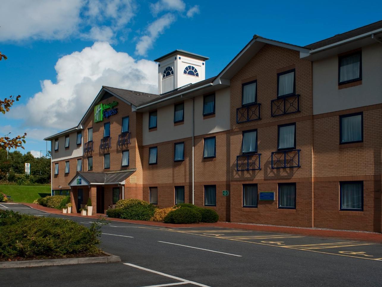 Holiday Inn Express Swansea East, An Ihg Hotel Exterior foto